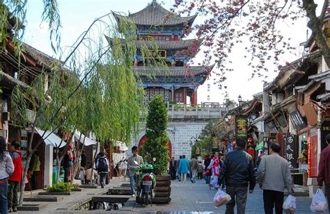 Le Temple de la Rivière Jaune: Un Joyau Caché au Cœur Vibrant de Lanzhou!